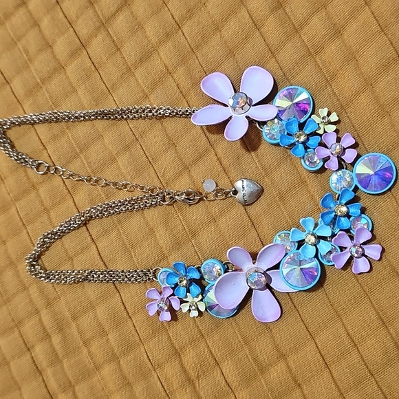 Betsey Johnson flower cluster necklace - Picture 4 of 5